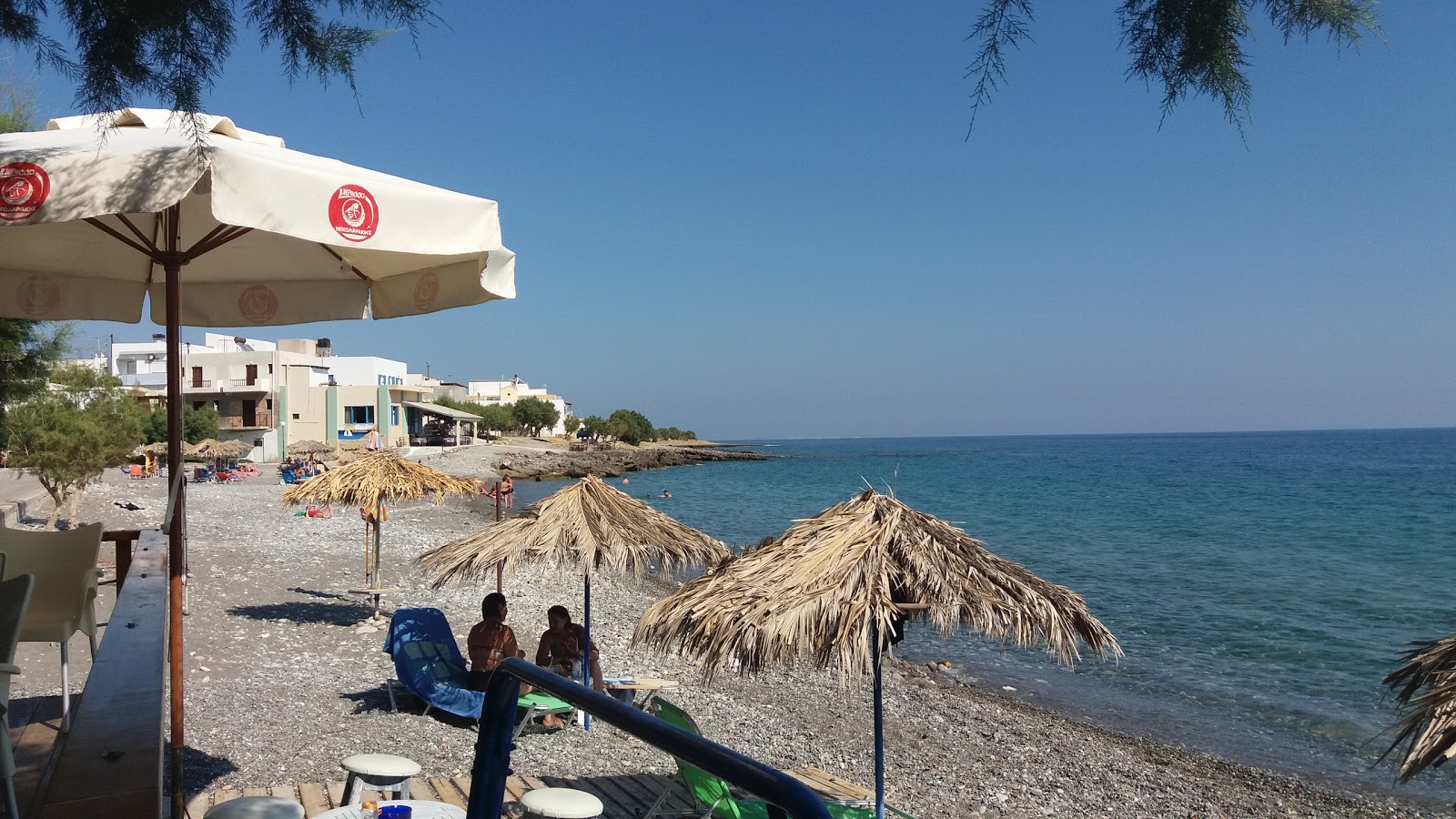 Koutsouri beach'in fotoğrafı uçurumlarla desteklenmiş