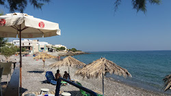 Koutsouri beach'in fotoğrafı uçurumlarla desteklenmiş