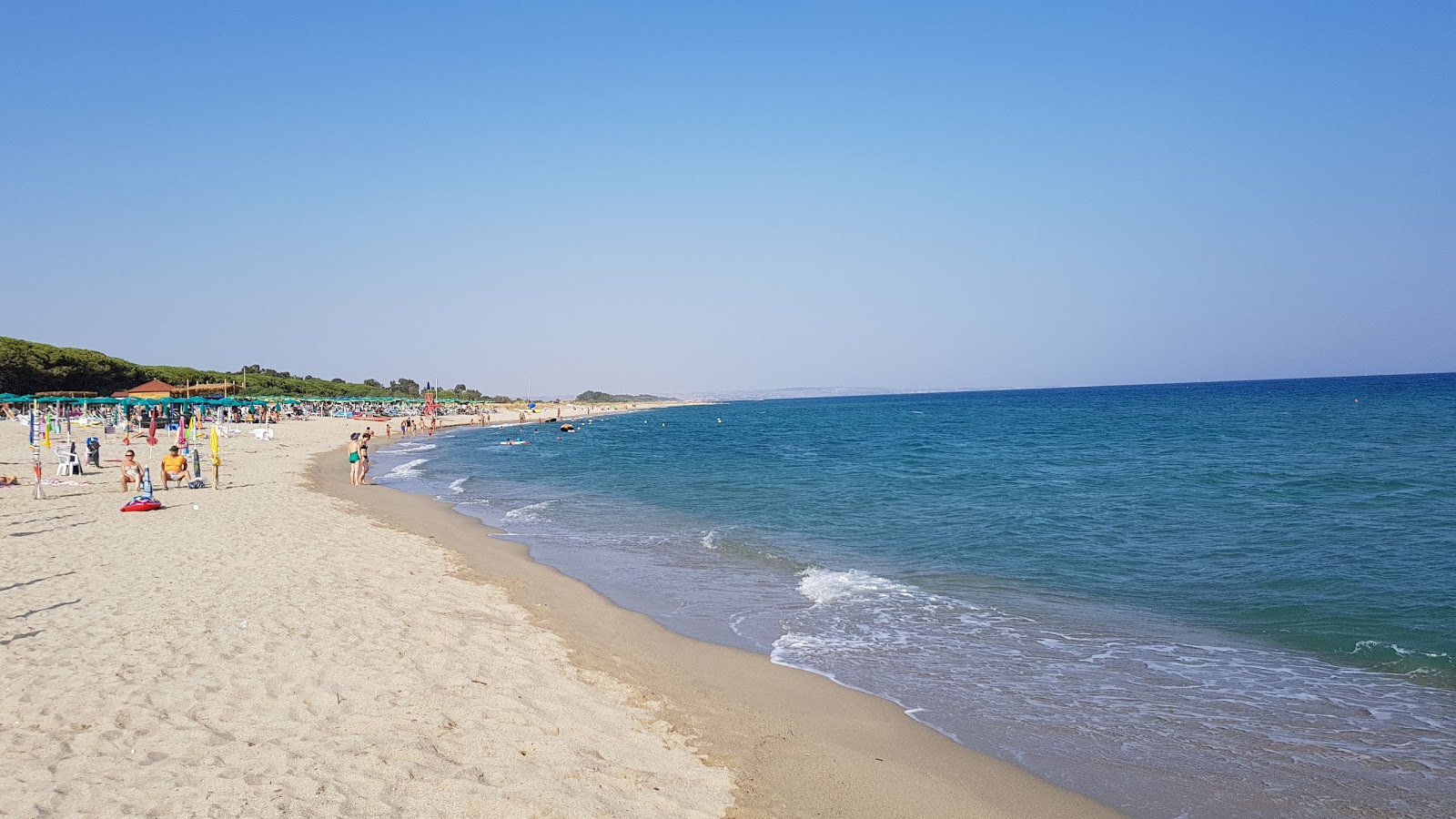 Foto van Strand van Villaggio Carrao met blauw water oppervlakte