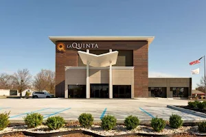 La Quinta Inn & Suites by Wyndham St Louis Route 66 image