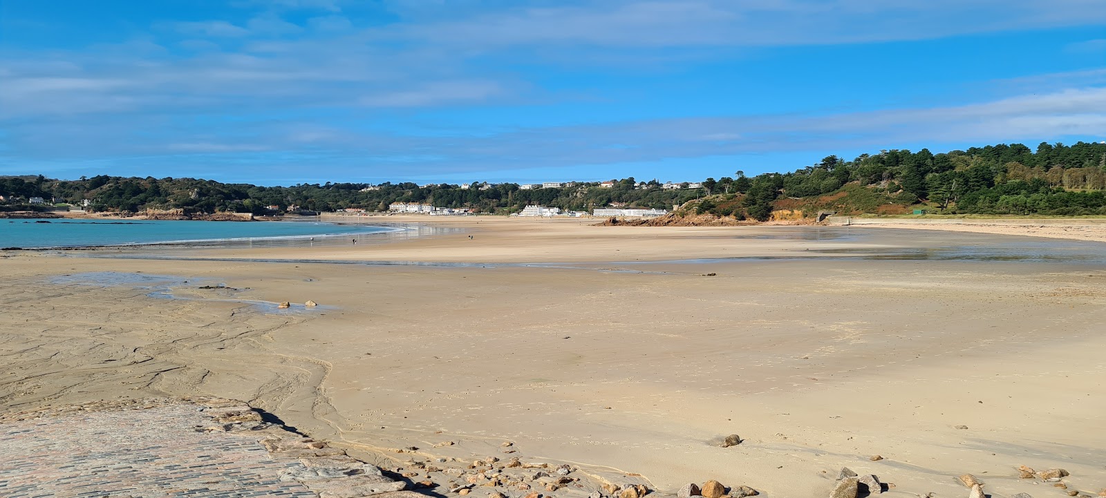 Foto de Ouaisne Beach com areia brilhante superfície