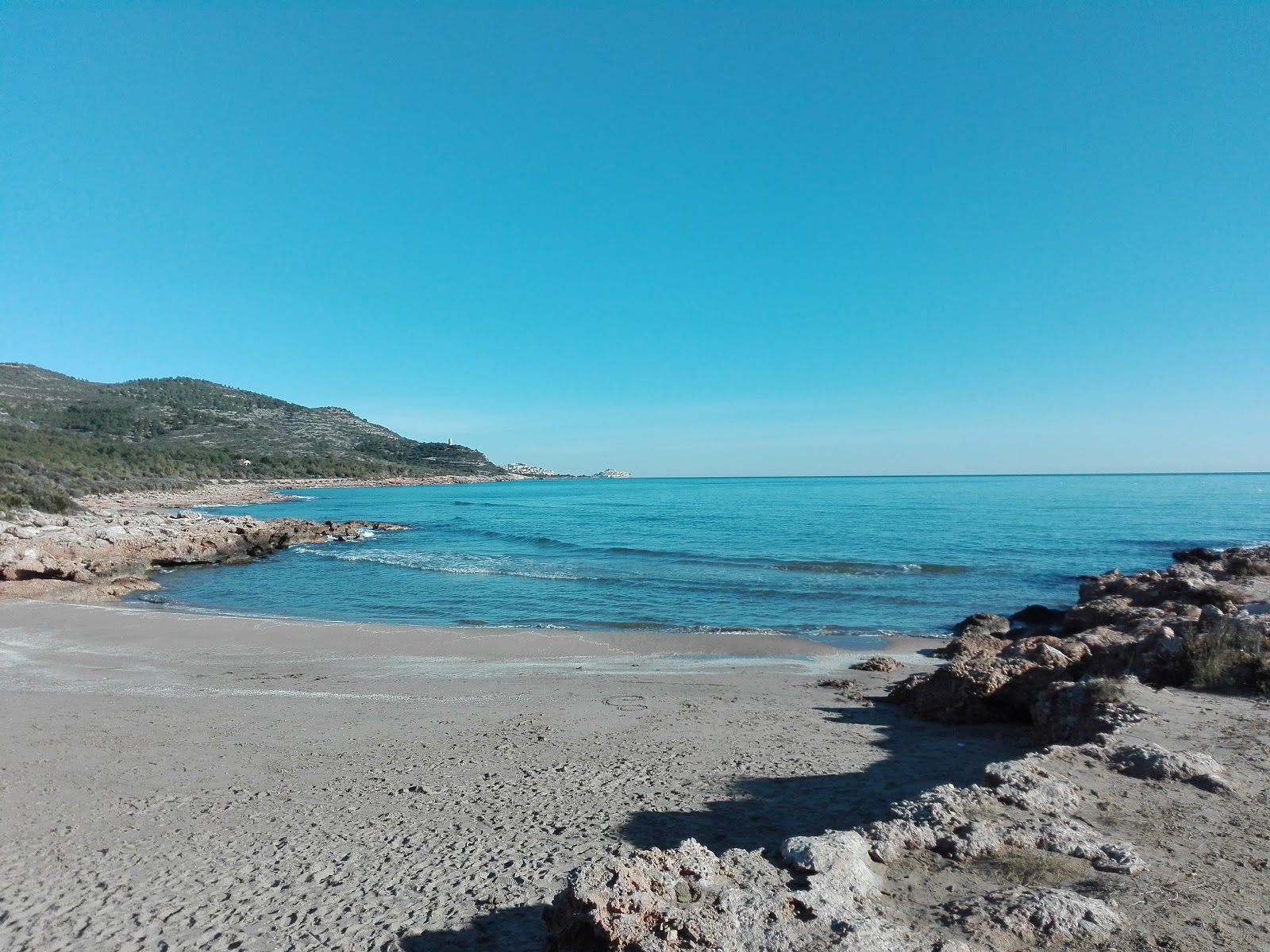 Platja del Pebret'in fotoğrafı kahverengi kum yüzey ile