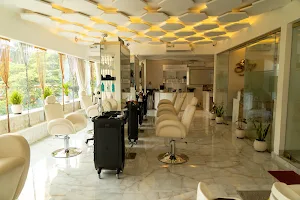 Golden Hive Luxury Unisex Salon image