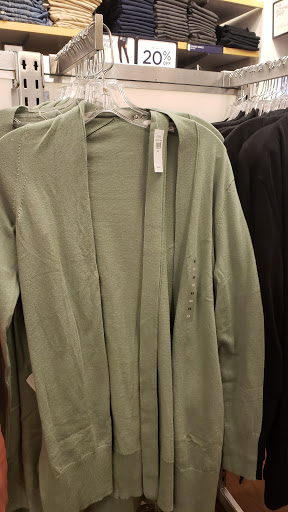 Clothing Store «Gap Outlet», reviews and photos, 640 Bergen Town Center, Paramus, NJ 07652, USA