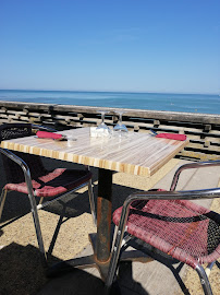 Atmosphère du Restaurant de spécialités à base de poisson-pêcheur Restaurant de la Mer à Veulettes-sur-Mer - n°5
