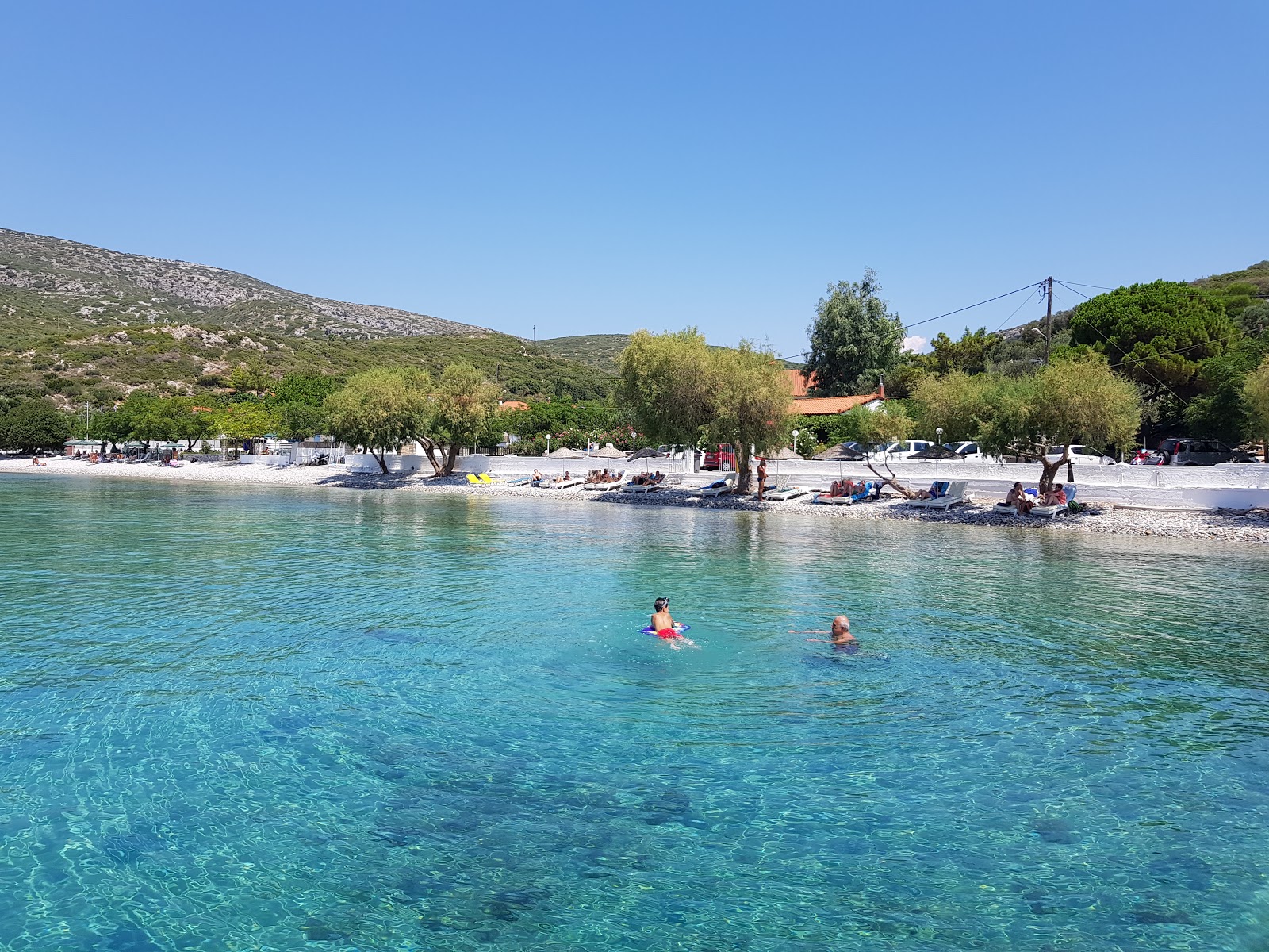 Foto di Vathi beach e l'insediamento