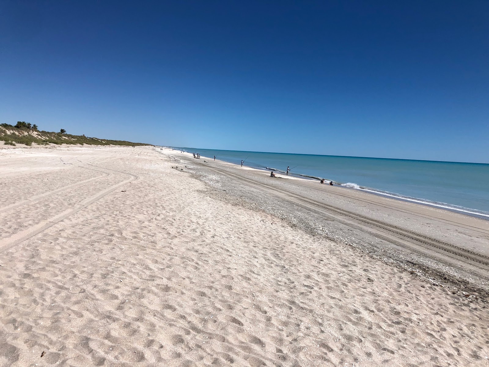 Φωτογραφία του Eighty Mile Beach με καθαρό νερό επιφάνεια