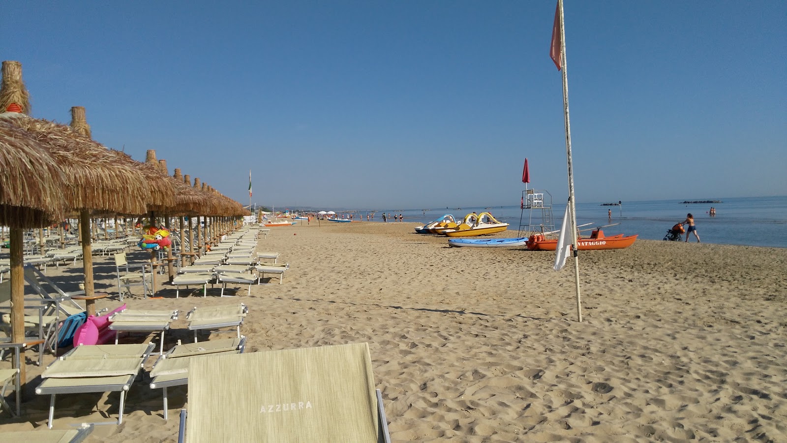 Fotografie cu Spiaggia di Roseto Degli Abruzzi zonă de stațiune de pe plajă