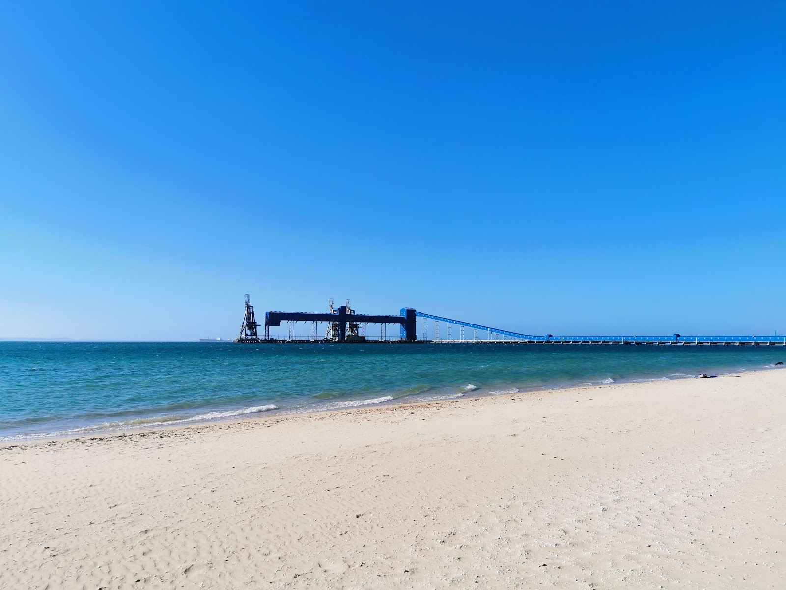 Foto van Kwinana Beach met helder zand oppervlakte