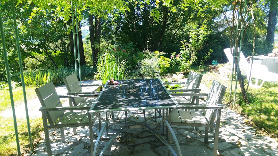 La Roseraie: Appartement de vacances avec piscine dans le Cantal, à la campagne pour 4 personnes, en Auvergne-Rhône-Alpes à Saint-Étienne-de-Maurs (Cantal 15)