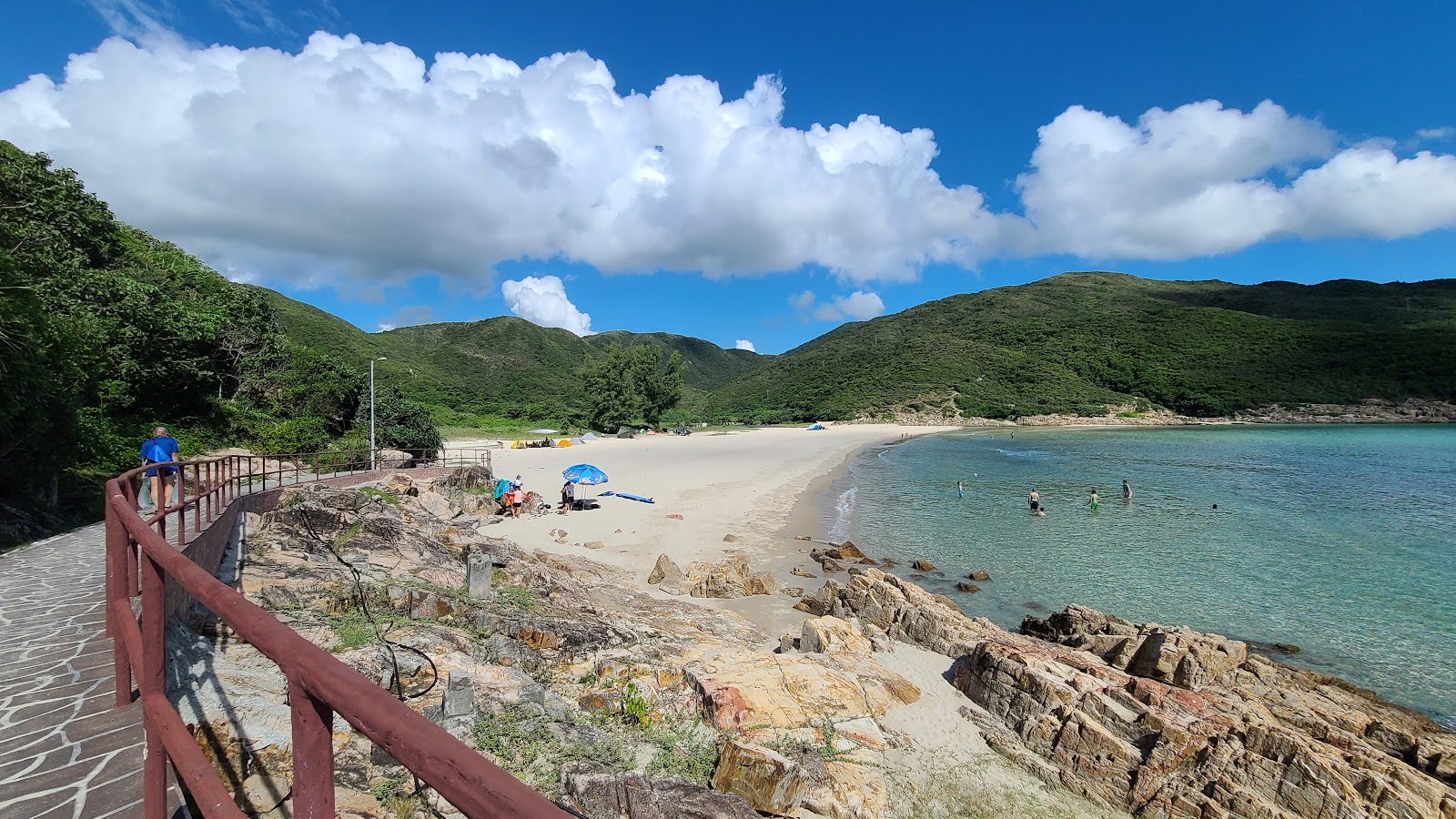 Sai Wan Beach的照片 带有碧绿色纯水表面