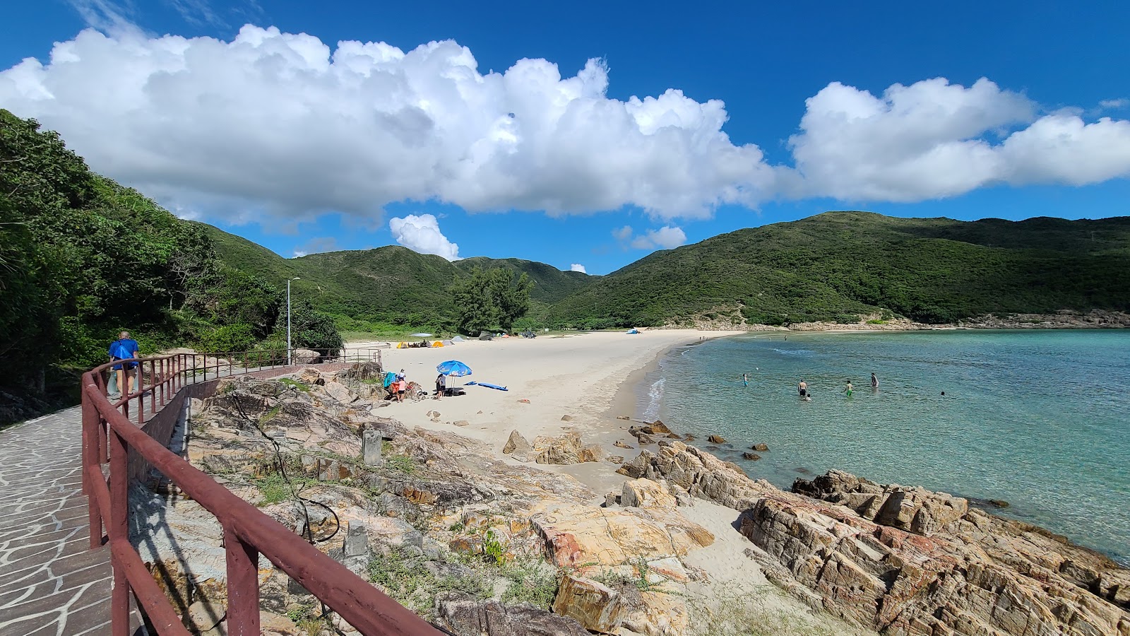 Zdjęcie Sai Wan Beach z wiele przestronnych zatok