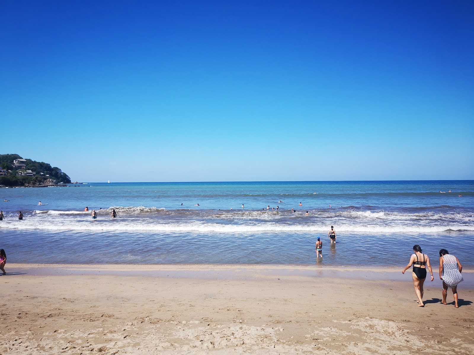 Sayulita beach的照片 带有蓝色纯水表面