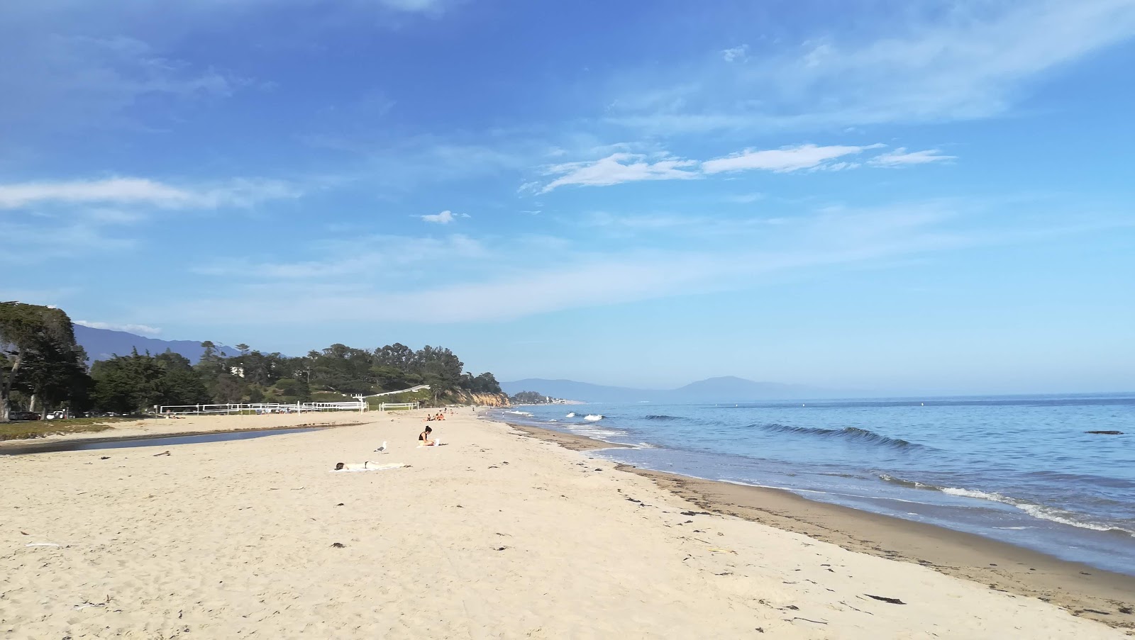 Foto von Santa Barbara Beach und die siedlung