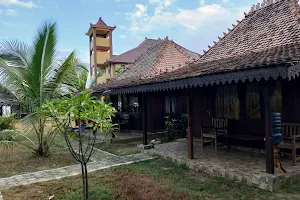 Guesthouse & Kedai Omah Laut image