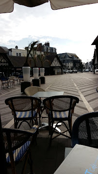 Atmosphère du Restaurant français Yacht Café Deauville - n°6