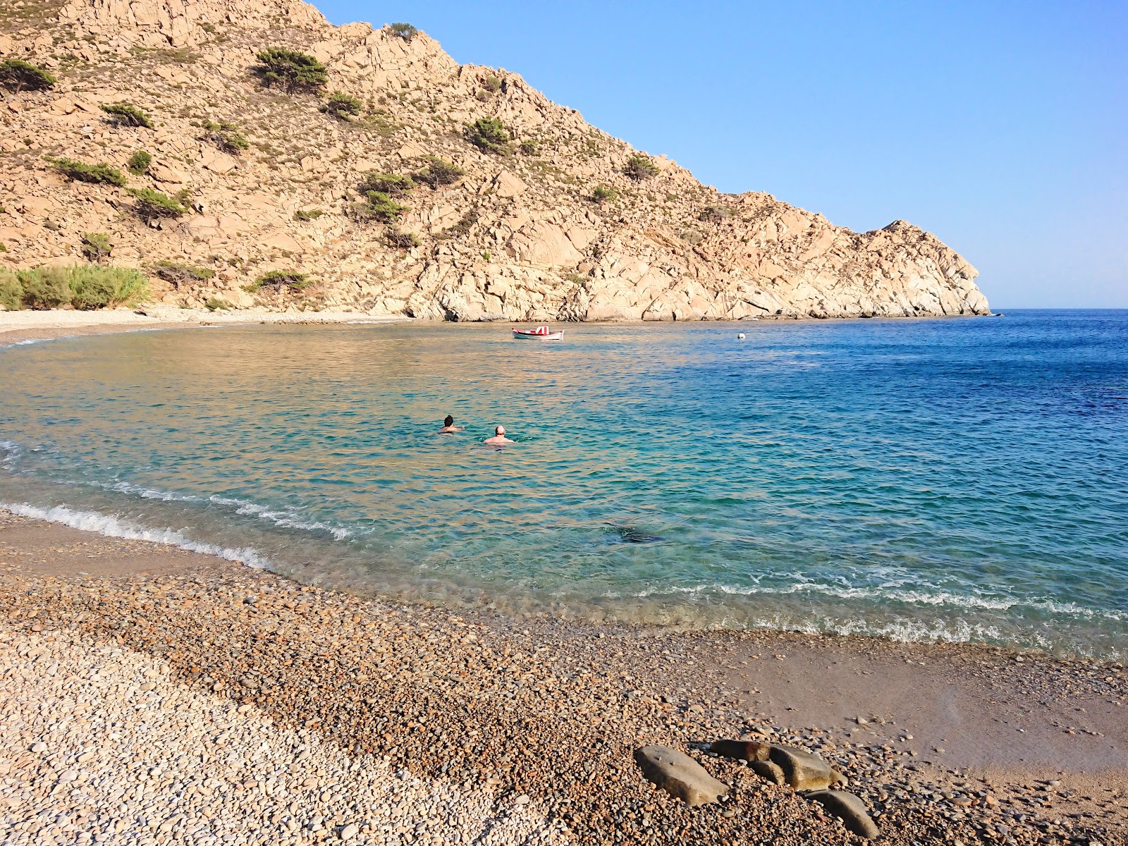 Foto de Trapalo beach apoiado por penhascos