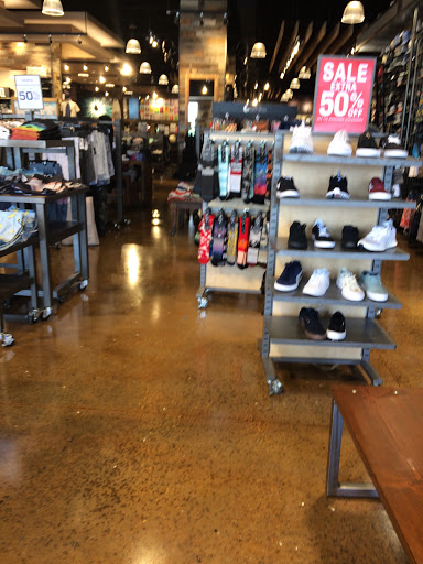 Clothing Store «Tillys», reviews and photos, 343 N Alafaya Trail, Orlando, FL 32828, USA