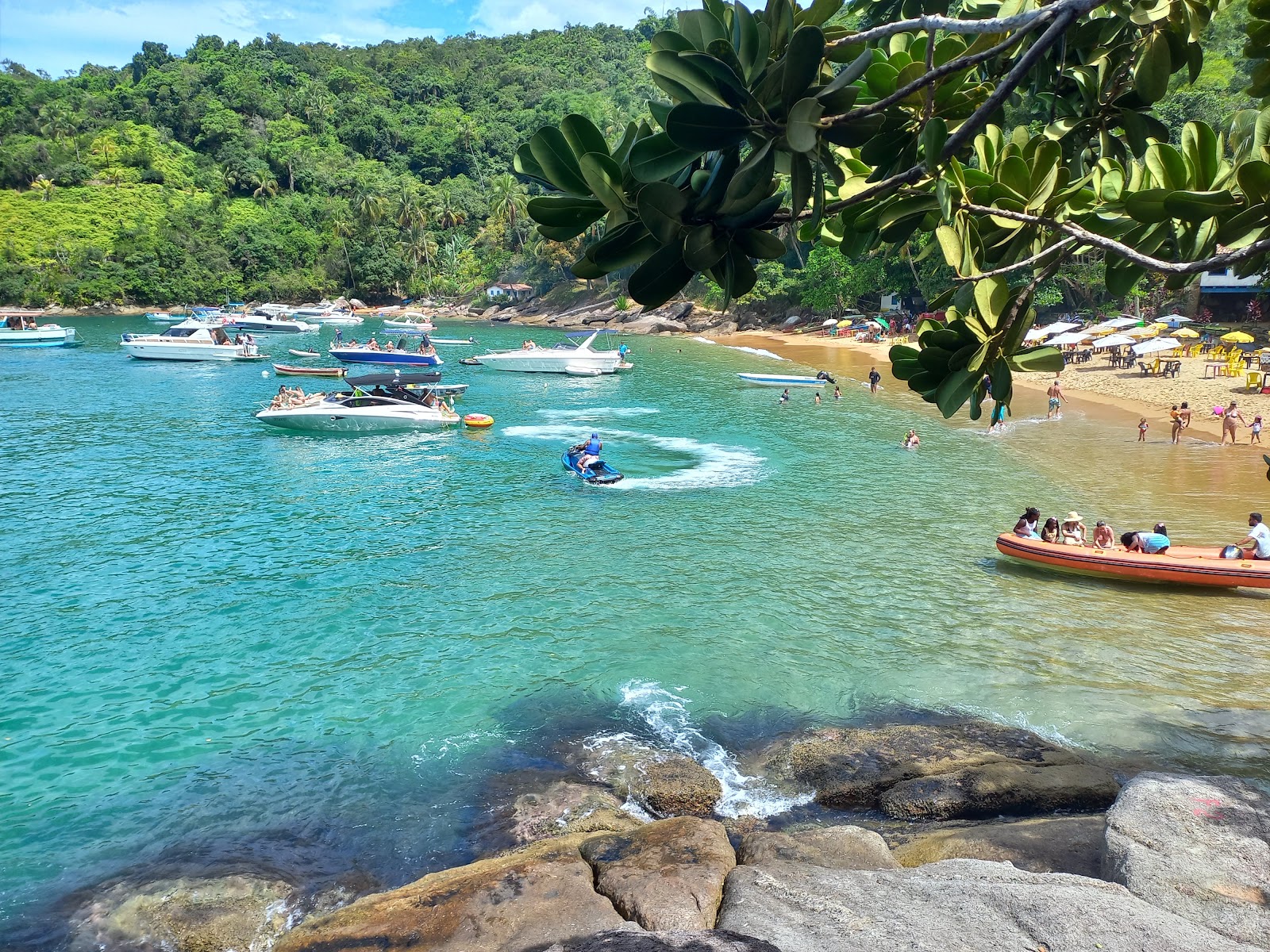 Foto de Praia da Fome com areia brilhante superfície