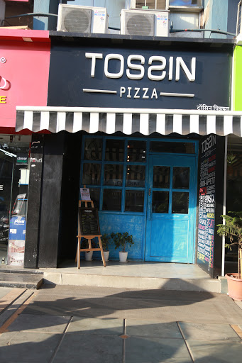 तोस्सिं पिज्जा हिल रोड बांद्रा | बेस्ट पिज्जा इन मुम्बई