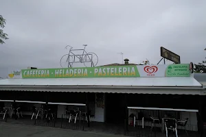 Pastelería Trébol - Cafetería , Heladería, Desayunos image