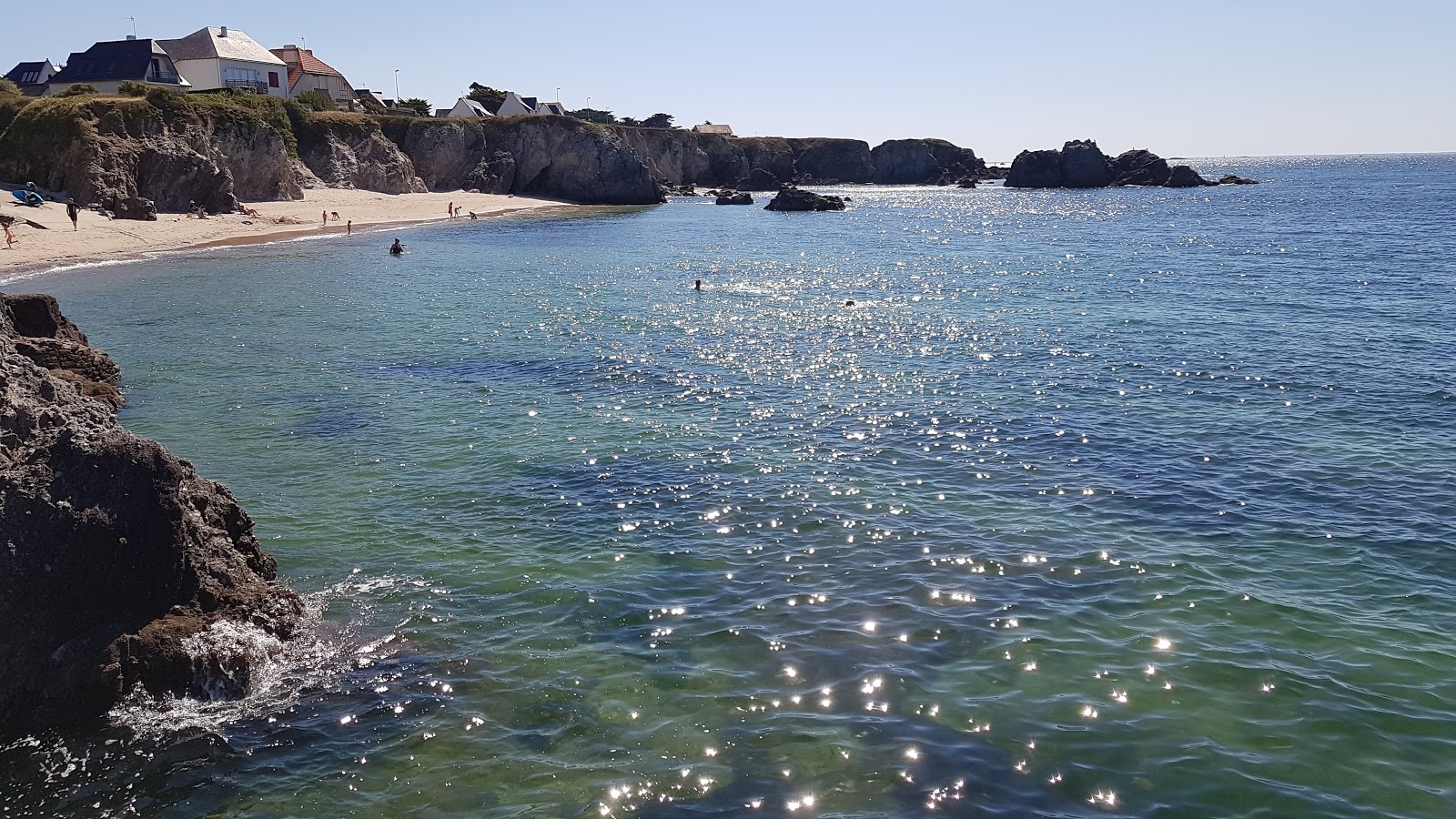 Foto de Bay of Labego beach com água cristalina superfície