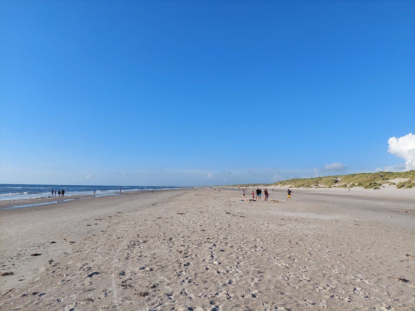 Zdjęcie Henne Beach z powierzchnią jasny piasek