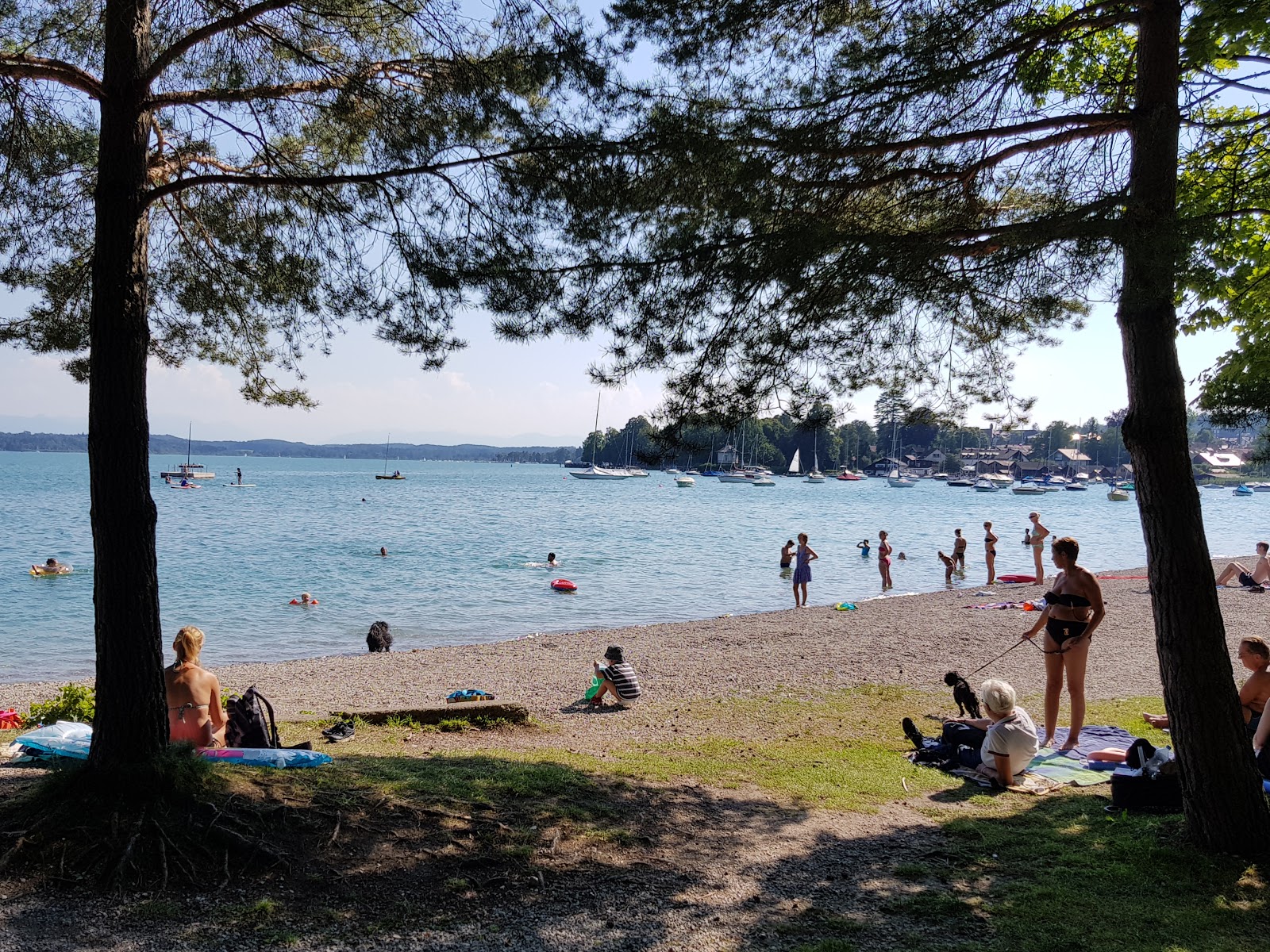 Zdjęcie Spielplatz Tutzing Brahmspromenade z powierzchnią turkusowa czysta woda