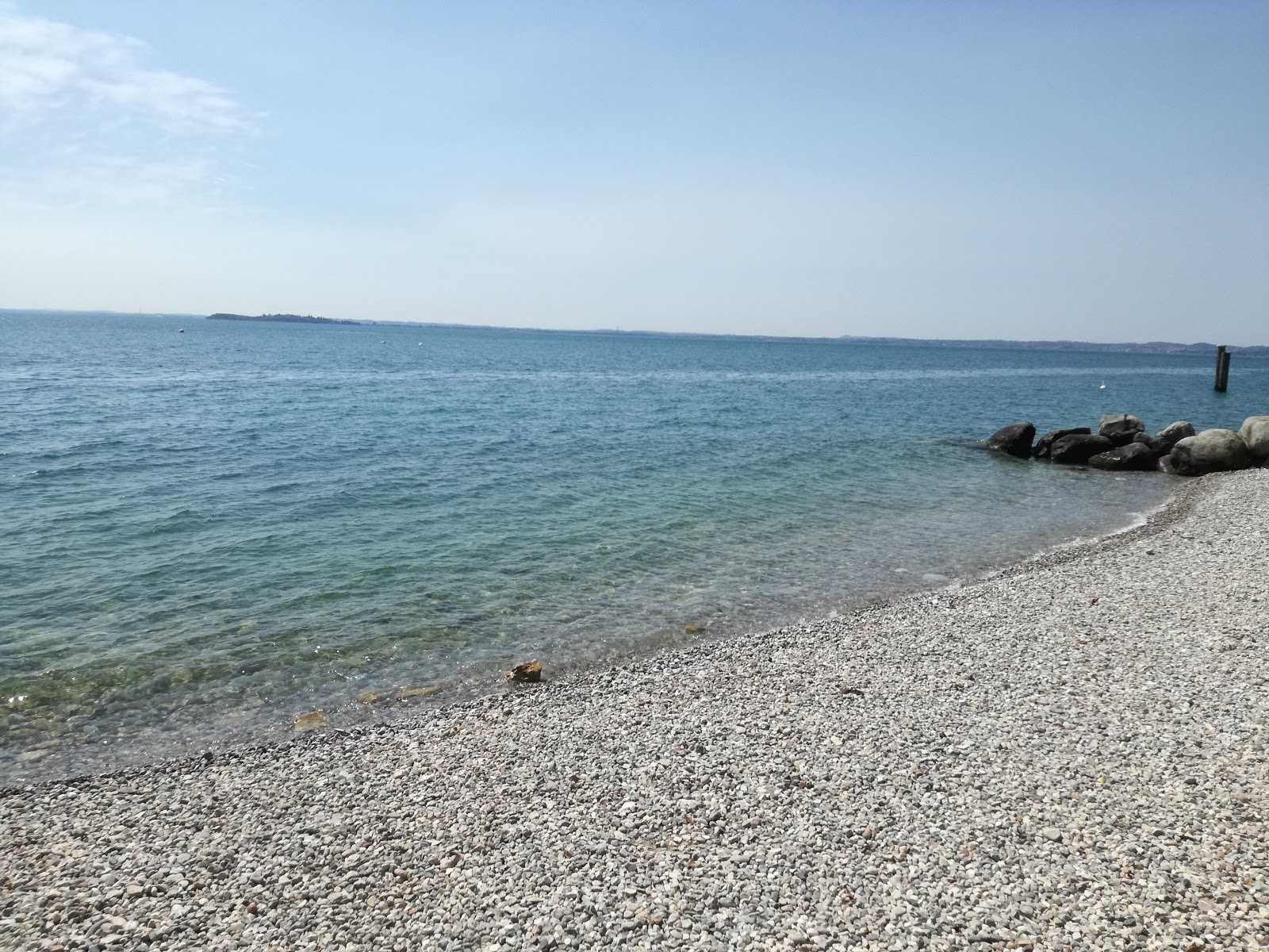 Dusano Beach'in fotoğrafı geniş bir kıyı şeridi ile birlikte