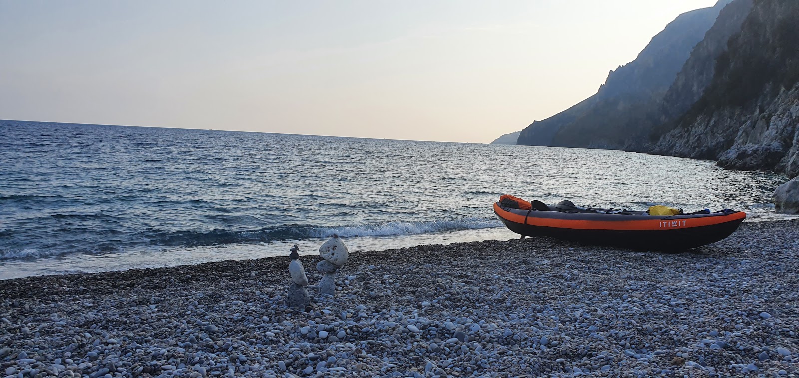 Foto di Pianoro di Ciolandrea beach con una superficie del ciottoli grigi
