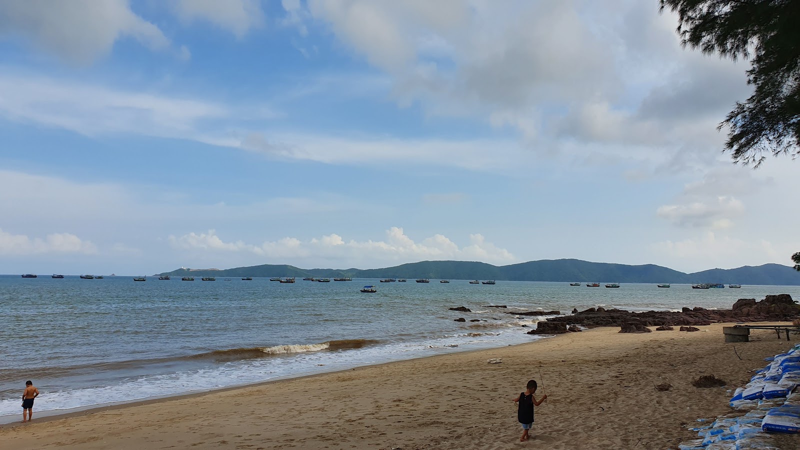 Fotografija Black Rock Beach z turkizna čista voda površino