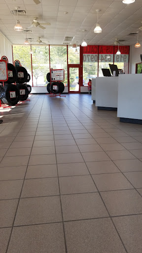 Tire Shop «Discount Tire Store - Raleigh, NC», reviews and photos, 444 E Six Forks Rd, Raleigh, NC 27609, USA