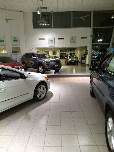 Volkswagen Dealer «Larry Roesch Volkswagen», reviews and photos, 313 W Grand Ave, Bensenville, IL 60106, USA