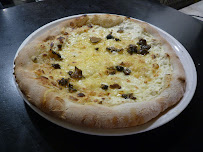 Pizza du Restaurant italien Chez Carlo Cordeliers - Pizzas au feu de bois à Lyon - n°19