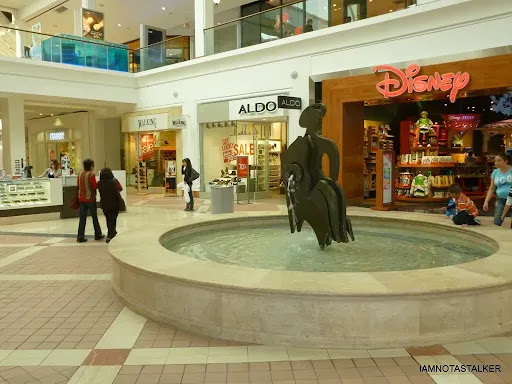 Westfield Fashion Square, 14006 Riverside Dr, Sherman Oaks, CA 91423, USA, 