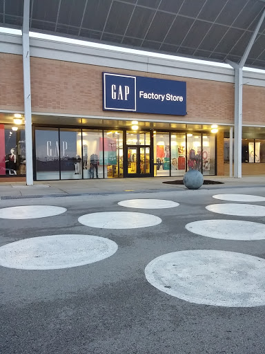 Gap Outlet, 7147 Cermak Rd, Berwyn, IL 60402, USA, 