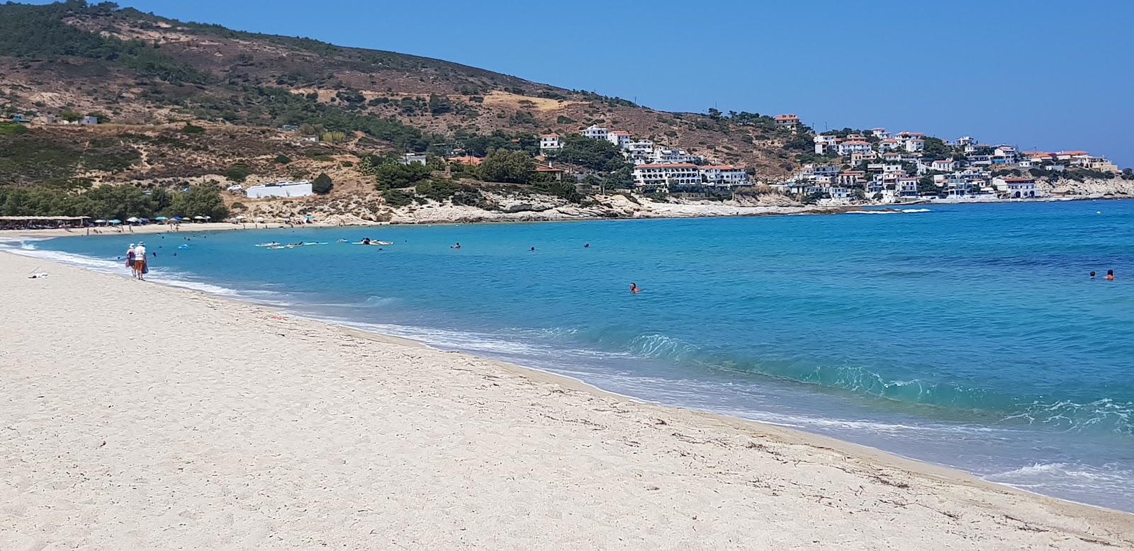 Φωτογραφία του Παραλία Μεσάκτη. - δημοφιλές μέρος μεταξύ λάτρεις της χαλάρωσης