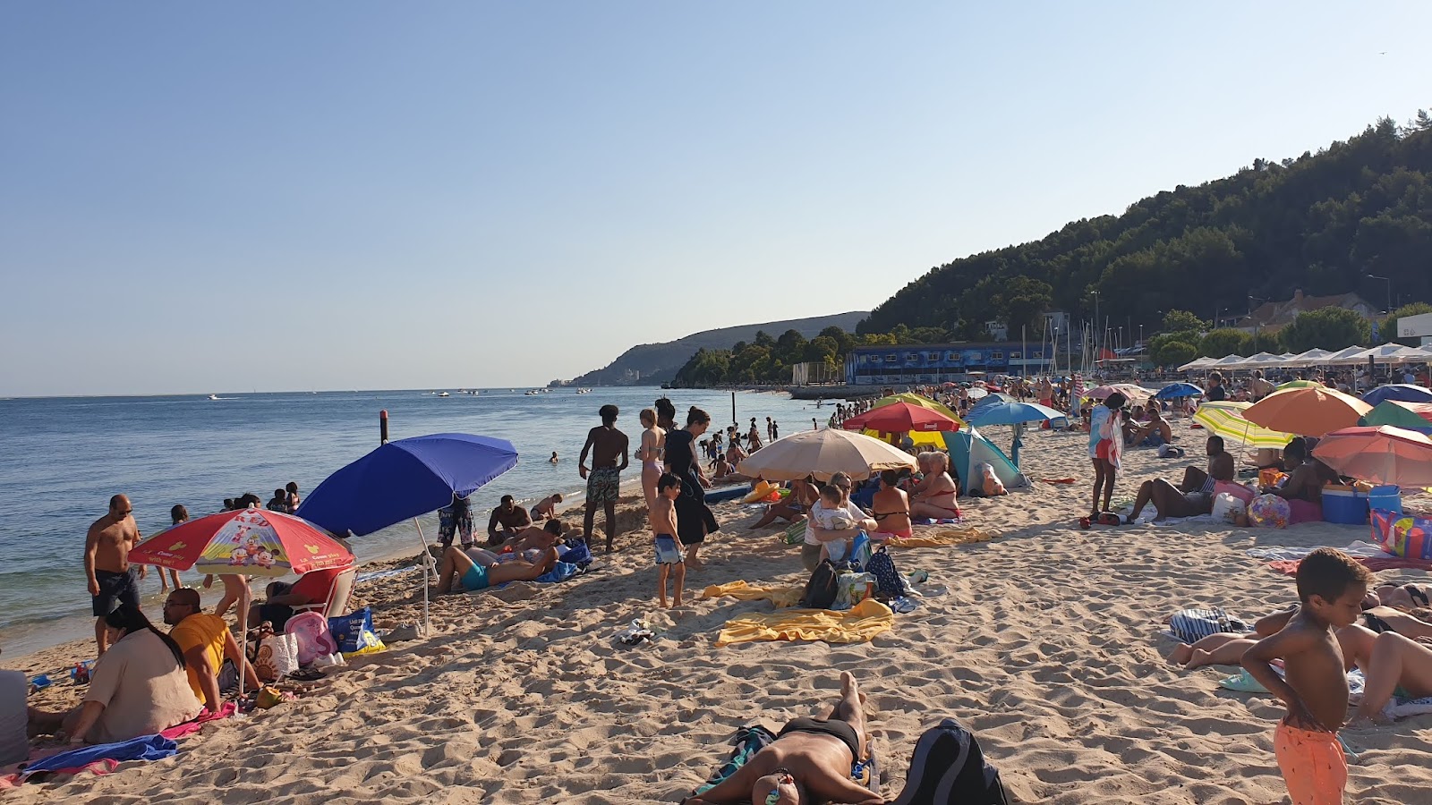 Praia da Saude'in fotoğrafı - rahatlamayı sevenler arasında popüler bir yer