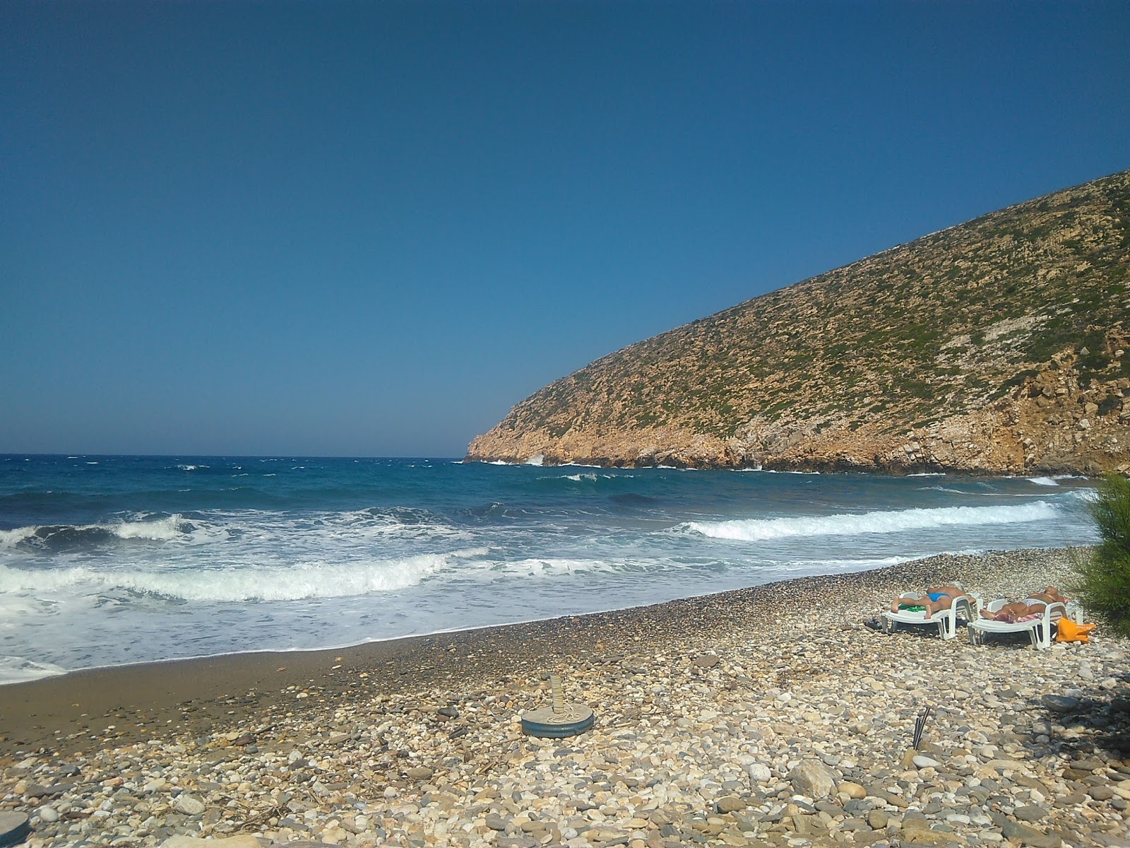 Valokuva Apollonas beachista. - suosittu paikka rentoutumisen tuntijoille