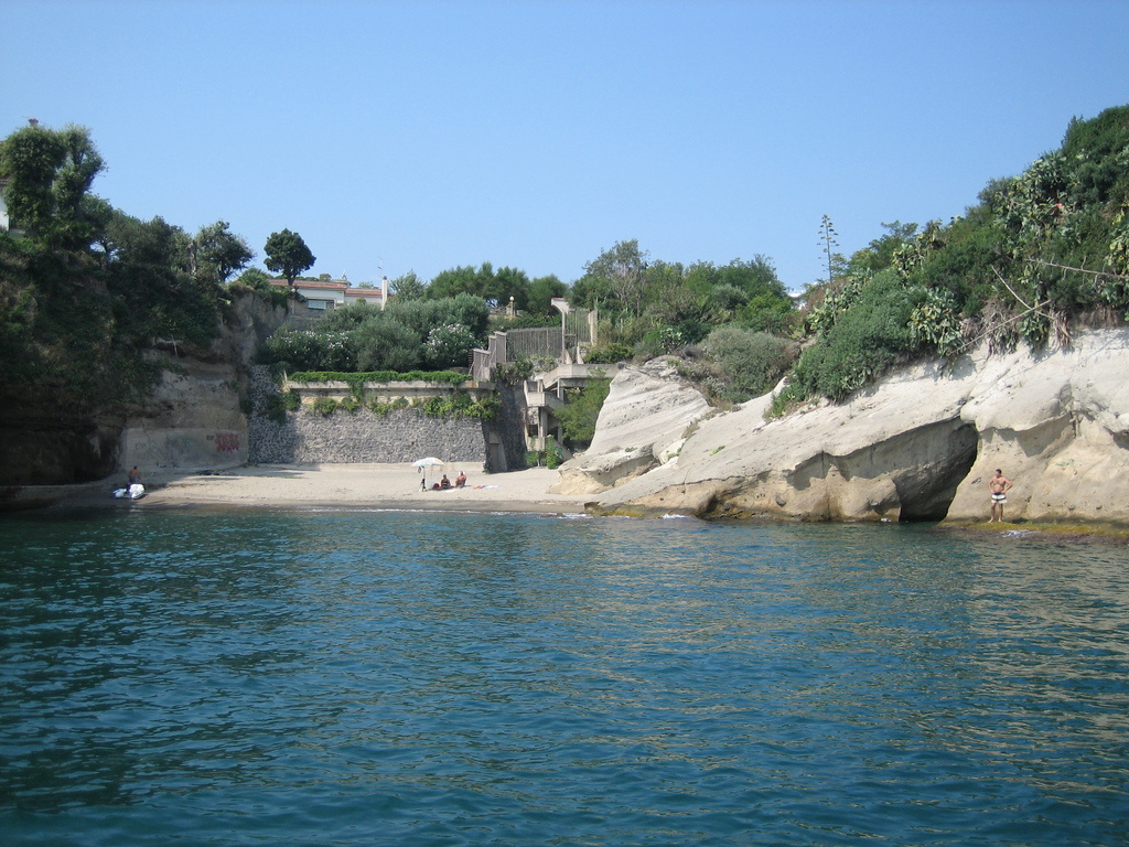 Φωτογραφία του Spiaggia di Miseno με καφέ άμμος επιφάνεια