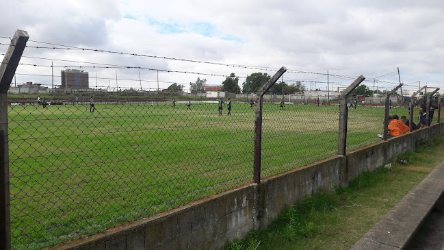 Opiniones de Estadio "La Bombonera" - Club Atlético Basañez en Montevideo - Campo de fútbol
