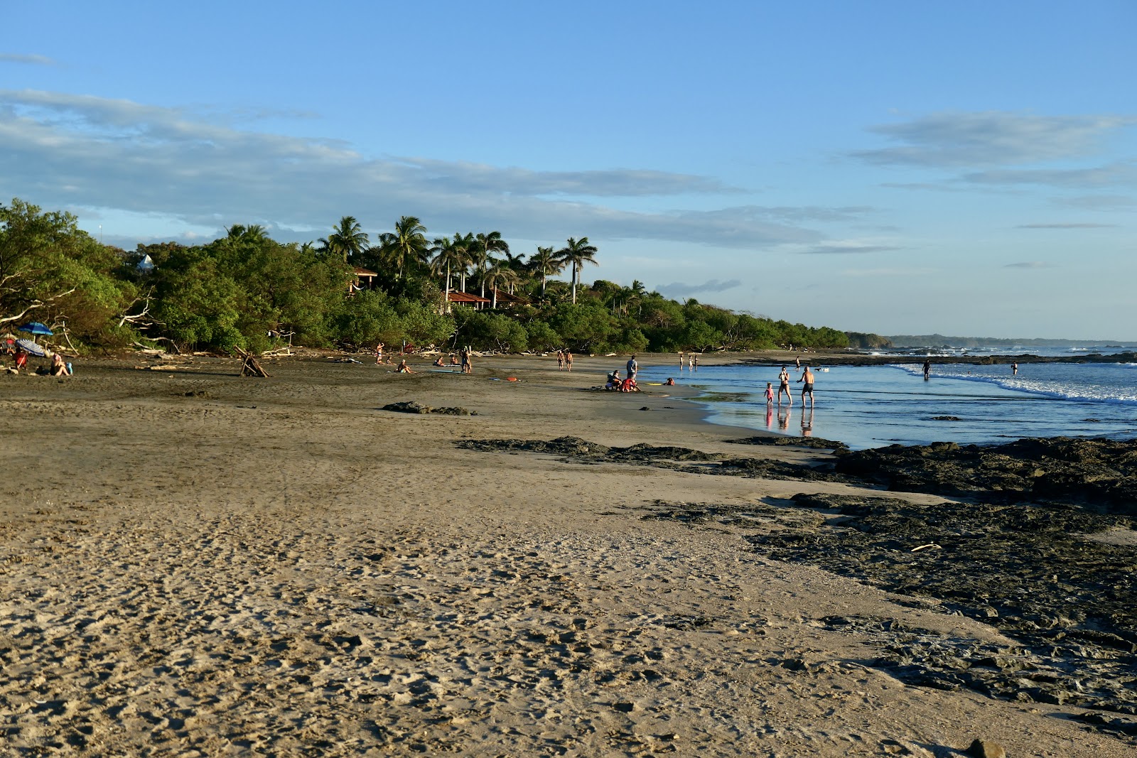 Foto de Playa Oscura con arena gris y piedras superficie