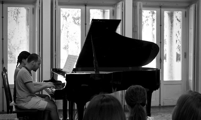 LUSOMUSIC - Escola de Música Especializada em Aulas de Piano e instrumentos de corda em Lisboa - Escola
