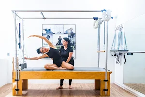 Essencia Pilates Studio " movimiento eficiente" image