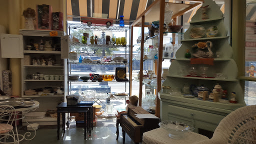 Used Clothing Store «T.E.A.M. Resale Shop», reviews and photos, 300 W Main St, Tomball, TX 77375, USA