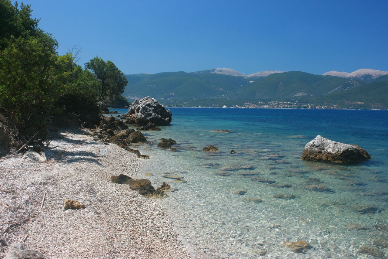 Foto di Paliouras beach con una superficie del acqua cristallina