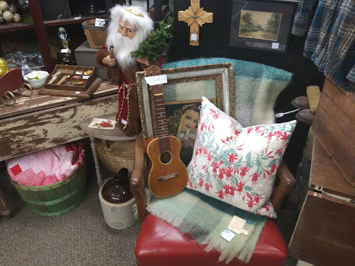 Antique Store «M & M Antiques & Collectibles», reviews and photos, 123 N Lewis St, Monroe, WA 98272, USA