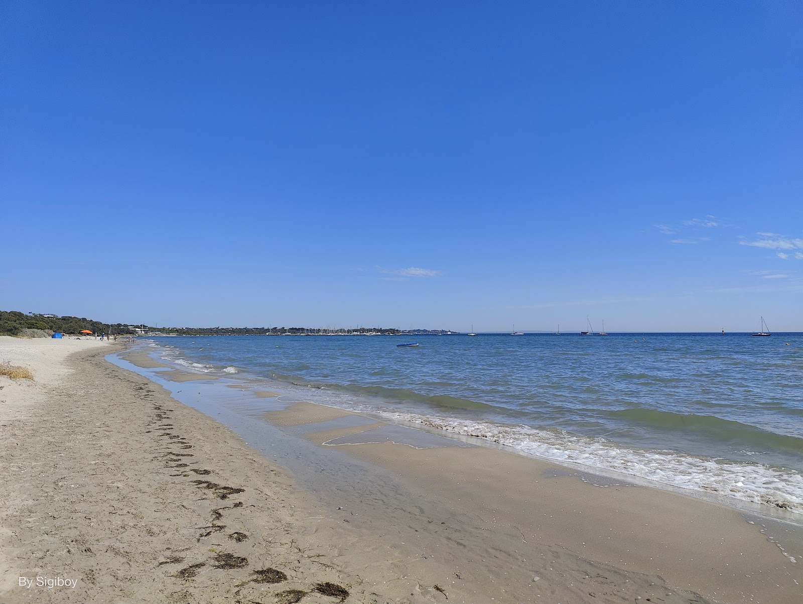 Foto von White Beach mit heller sand Oberfläche