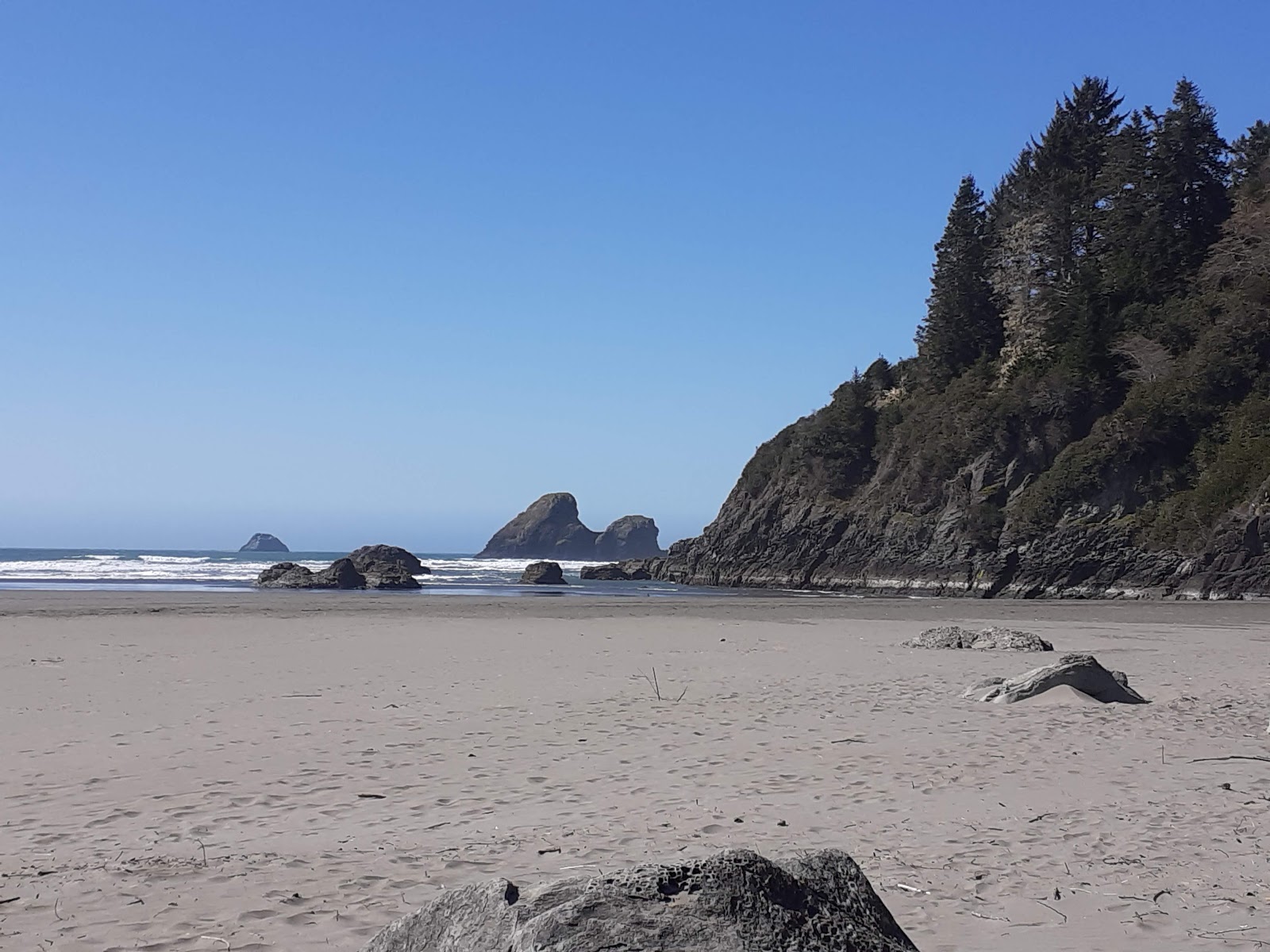 Photo de Moonstone Beach avec moyenne baie