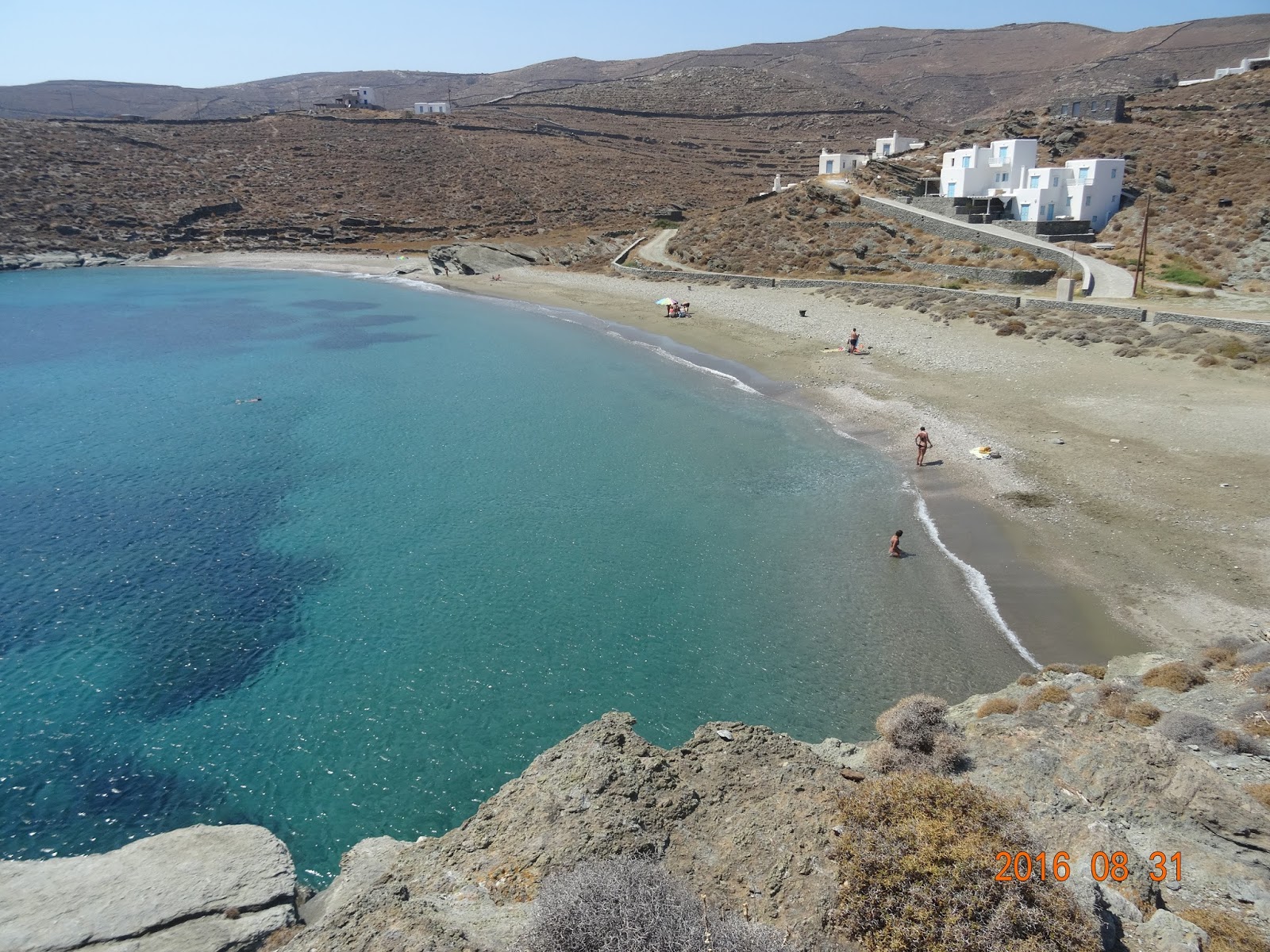 Foto van Paralia Agios Sostis met zand met kiezelstenen oppervlakte